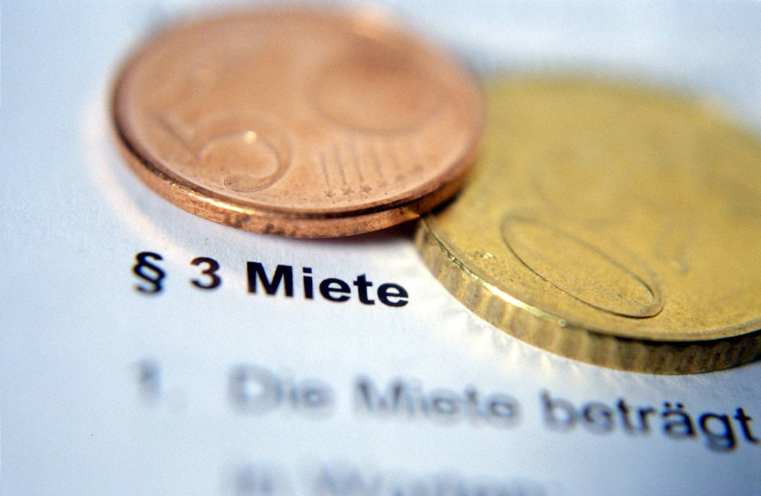 Wer mit seinem Vermieter eine Staffelmiete vereinbart hat, muss Mieterhöhungen nicht hinnehmen. Schließlich soll eine Staffelmietvereinbarung beiden Mietvertragsparteien eine gewisse Kalkulationssicherheit geben.