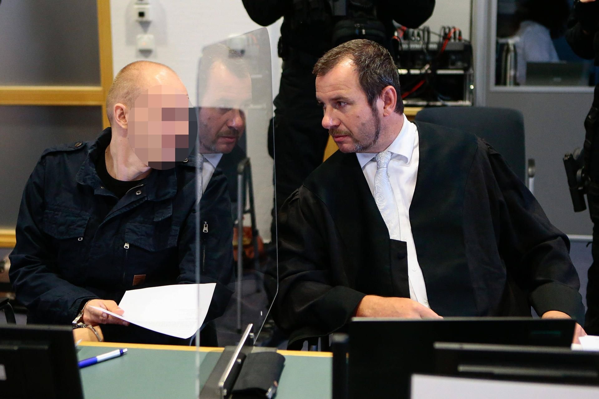 Stephan B. mit einem seiner Verteidiger.