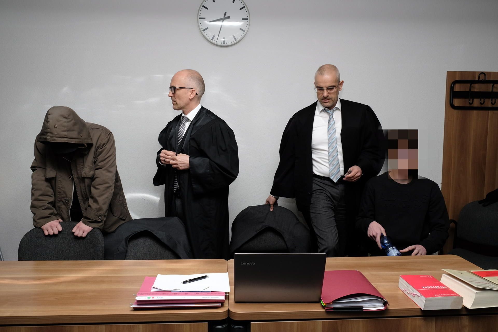 Der 20-jährige (l.) und der 16 Jahre alte Angeklagte haben gestanden, einen Automaten gesprengt zu haben.