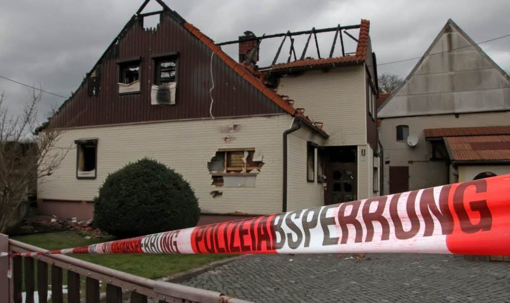 Blick auf das ausgebrannte Haus, das aus Sicherheitsgründen noch immer mit einem Absperrband versehen ist. Es soll nun abgerissen werden und an seiner Stelle ein Neubau entstehen.