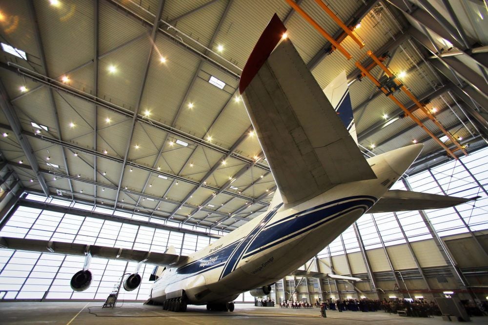 Eine Antonov 124 in der Wartungshalle am Airport Leipzig/Halle
