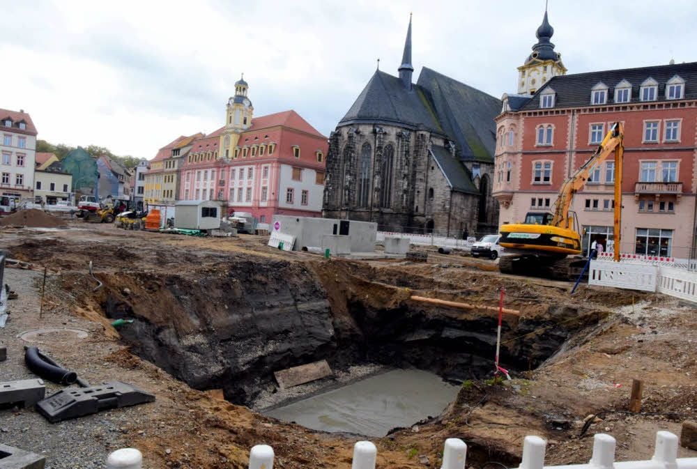 Nicht zu übersehen ist auf dem Weißenfelser Markt ein Schacht für die Technik des künftigen Wasserspiels.
