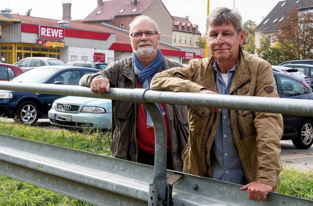 Michael Finger (l.) und Detlef Walloch von der Stadtratsfraktion der Linken haben versucht, den Markt als Einkaufsmarkt zu erhalten.