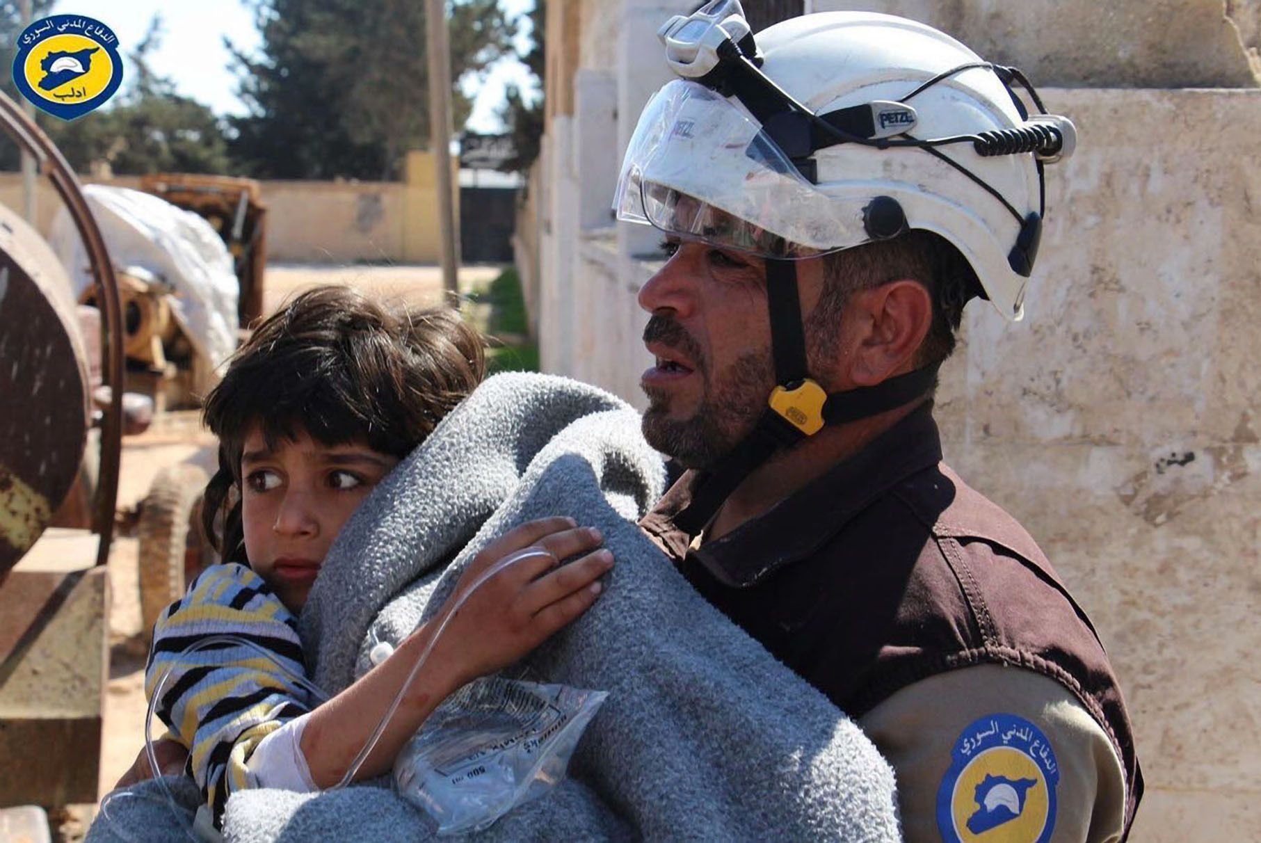 Ein Foto der „Syria Civil Defence“ (Weißhelme) zeigt einen Helfer, der ein Opfer des Giftgasangriffs in Chan Scheichun versorgt.