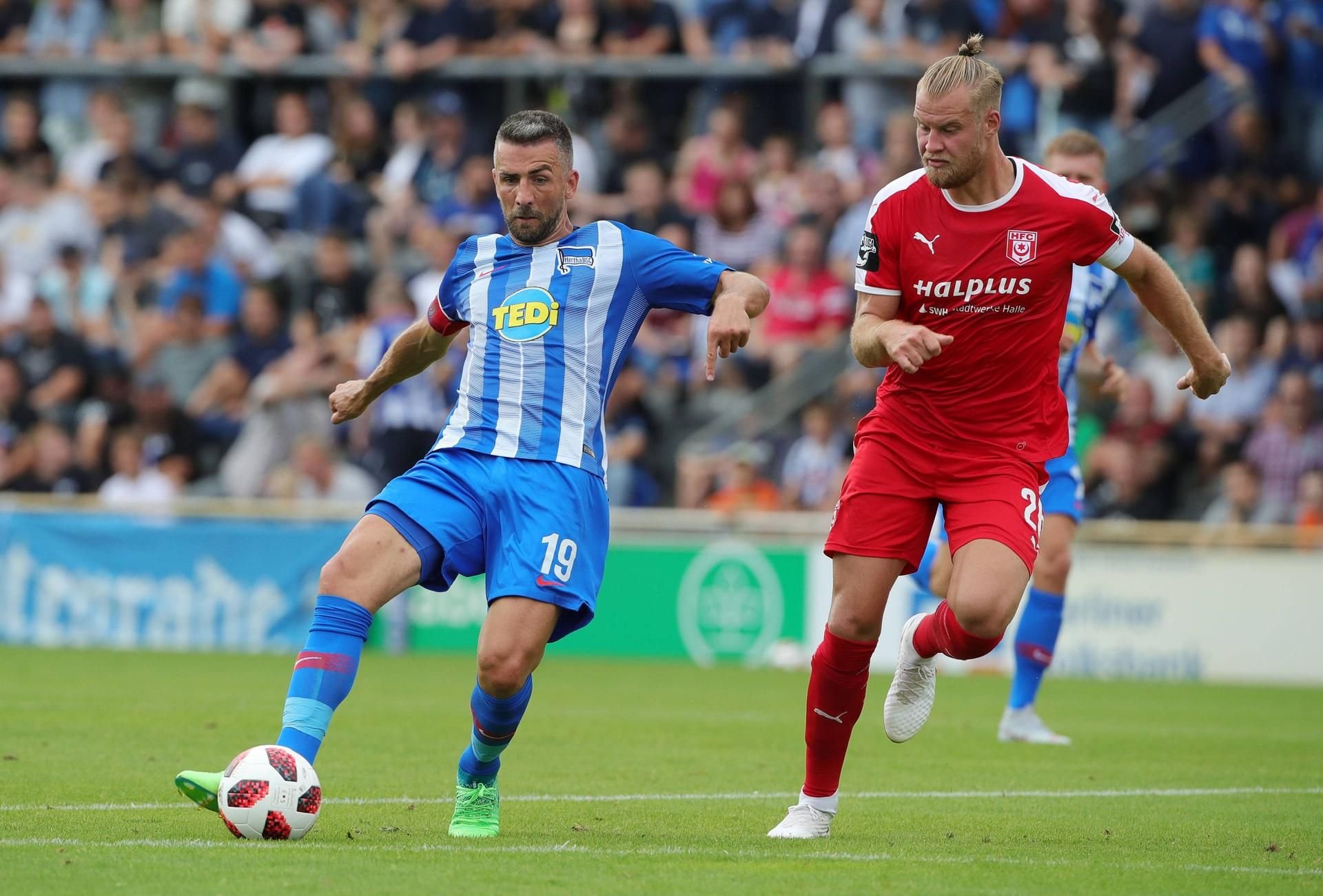 Vedad Ibisevic ist von Halles Sebastian Mai (r.) nicht zu stoppen.