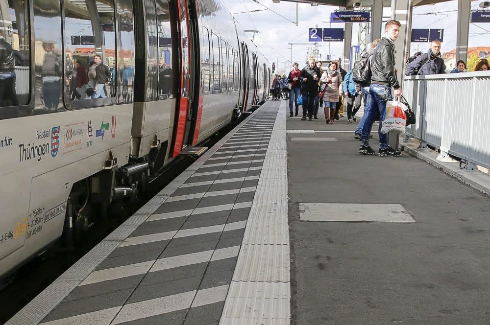 Vorsicht an der Bahnsteigkante: Um folgenschweren Unfällen vorzubeugen, sollten Zugreisende den markierten Sicherheitsbereich beachten.