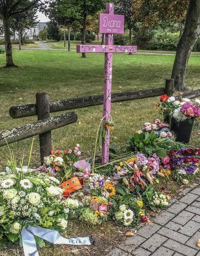 Blumen und Kreuz erinnern an der Unglücksstelle an die verunglückte Radfahrerin.