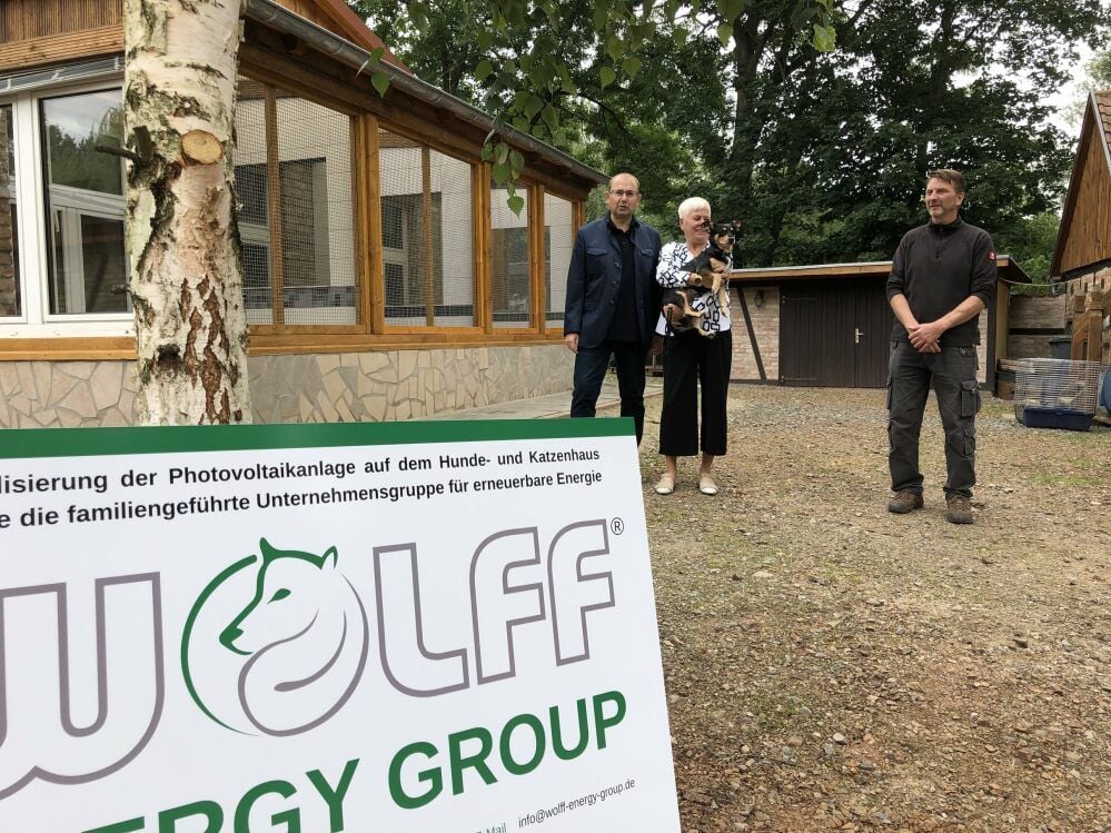 Irka und Klaus-Dieter Wolff (l.) haben den Bau der neuen Quarantänestation unterstützt und das Tierheim jetzt mit Photovoltaikanlage ausgestattet, die nun offiziell an Tierheimleiter Mario Gaebel (r.) übergeben wurde.
