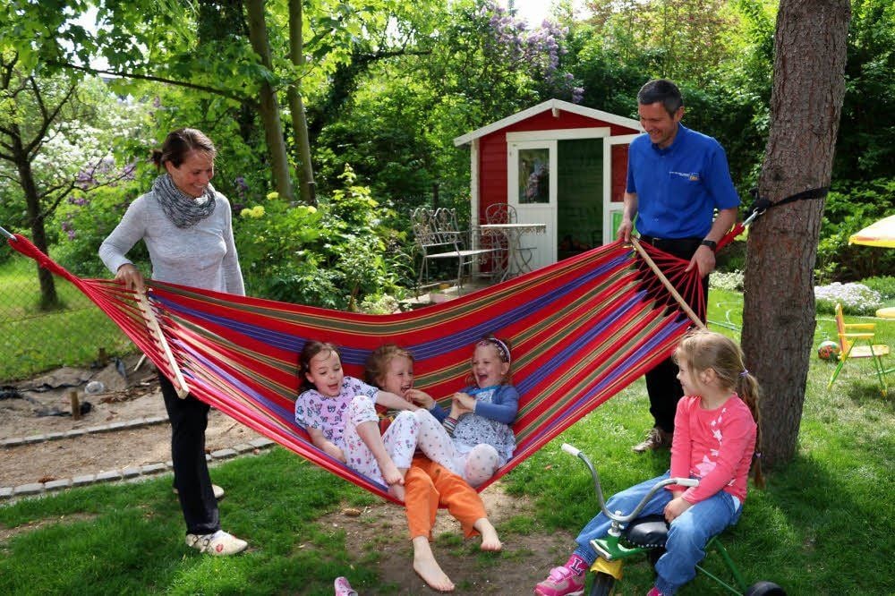 Laura, Elisabeth, Henriette und Finja lassen es sich im Garten vom Katrin und Frank Diener gut gehen.