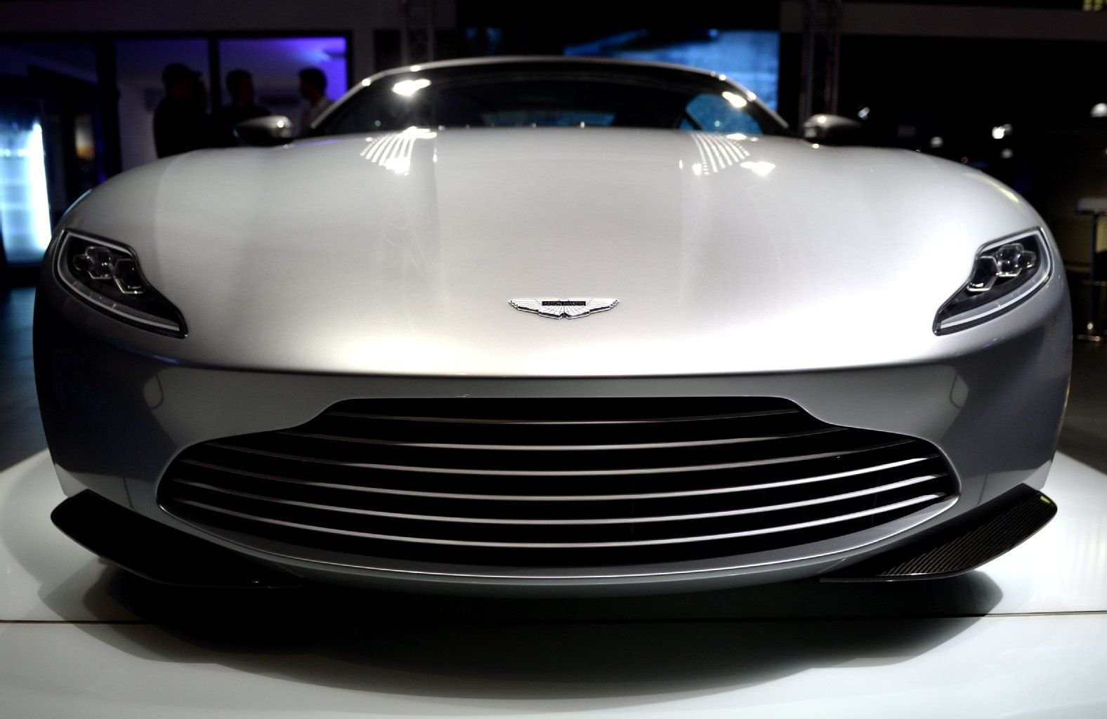 Der Aston Martin DB9 GT Bond Edition wurde am 27.10. erstmals in einem Autohaus in Deutschland gezeigt.