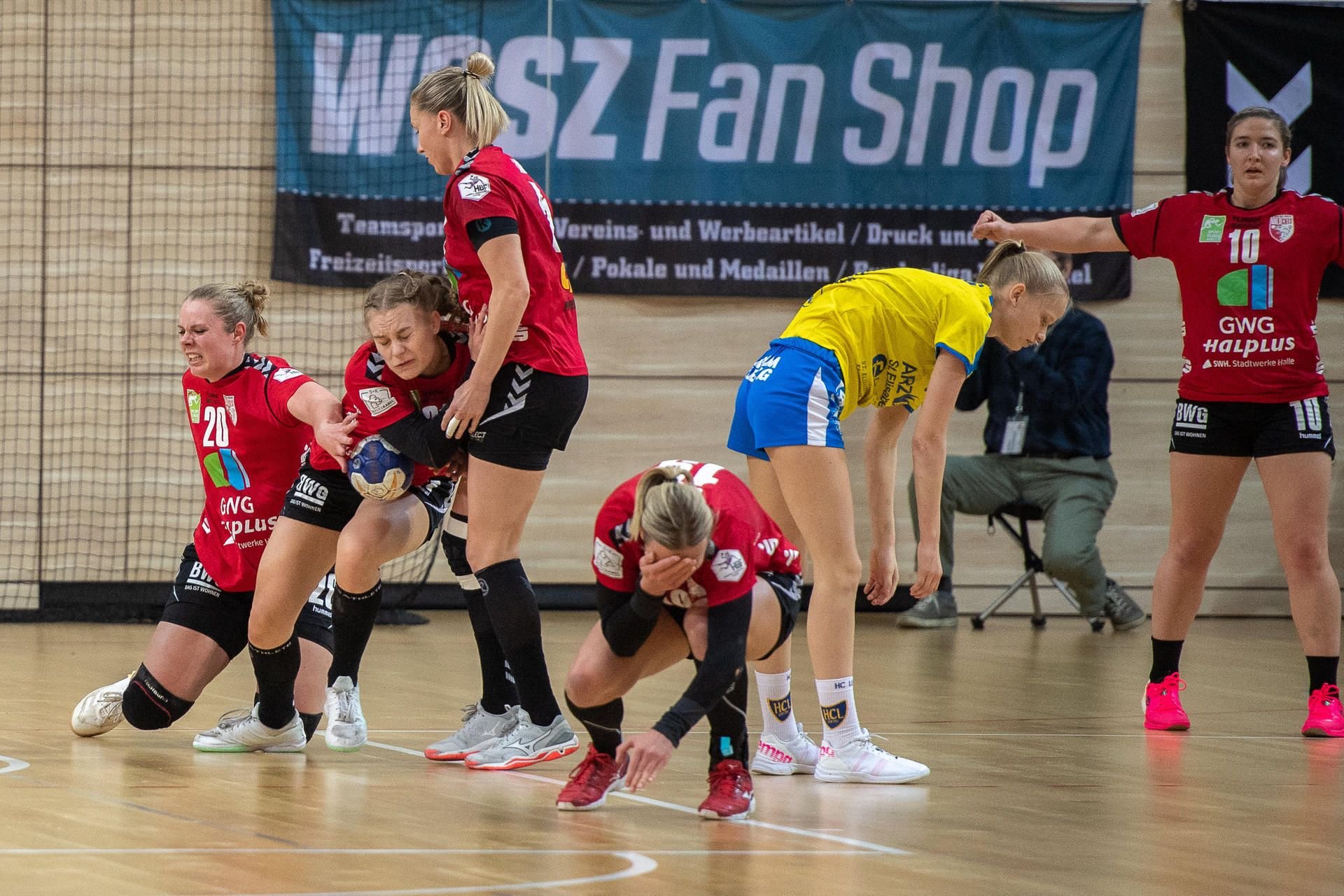 Halles Lea Gruber hat sich beim Derbysieg gegen HFC Leipzig am Auge verletzt.