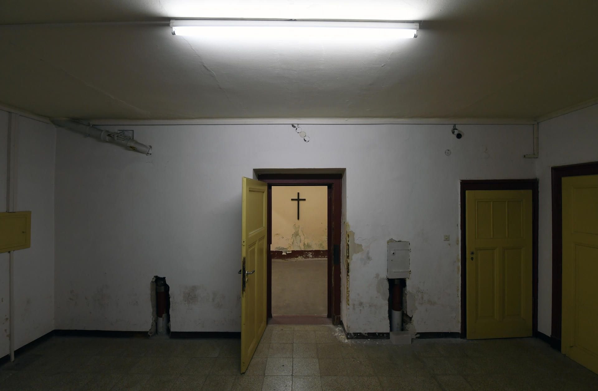 Ein Kreuz in der früheren zentralen Hinrichtungsstätte der DDR. In diesem Raum einer ehemaligen Hausmeisterwohnung wurden insgesamt 64 Menschen hingerichtet.