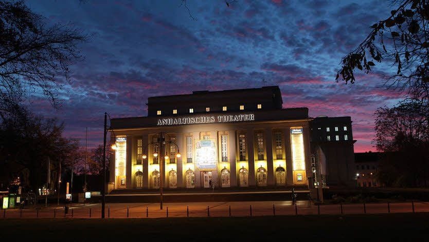Im Umfeld des Anhaltischen Theaters in Dessau soll es zu einer sexuellen Nötigung gekommen sein.