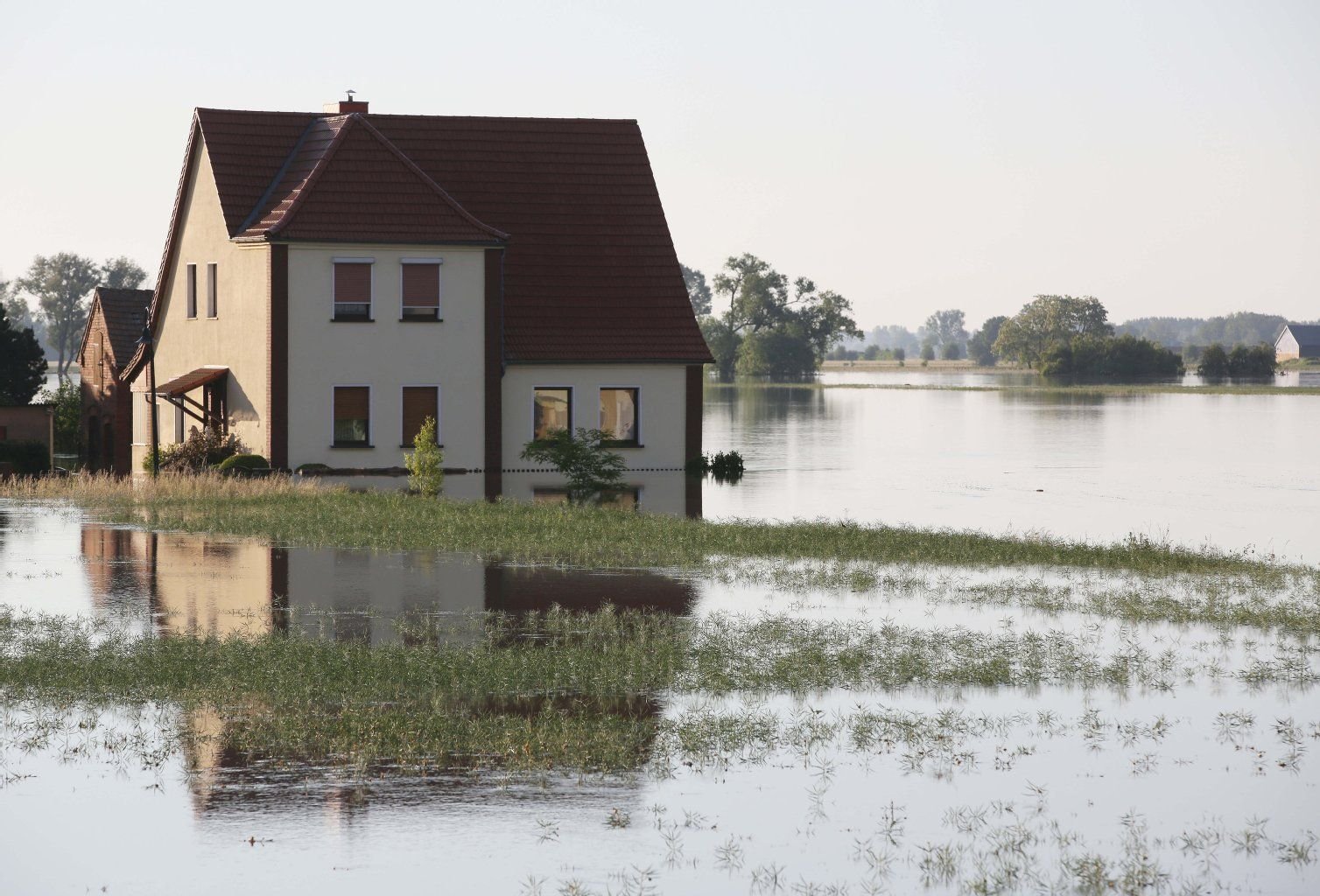 Nach einem Deichbruch an der Elbe bei Fischbeck (Sachsen-Anhalt) steht am 11.06.2013 ein Haus in Schönhausen (Sachsen-Anhalt) im Hochwasser.