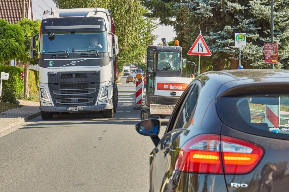 Weil auch auf der Umleitungsstrecke durch Baalberge eine Fußweg-Baustelle ist, quält sich der Verkehr mühsam durch die Kleinwirschlebener Straße. Seit Mittwochmittag steht dort eine Ampel.
