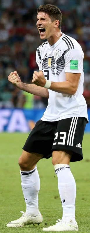 Zwei Fragen: Spielt Mittelstürmer Mario Gomez? Und: Kann er jubeln?