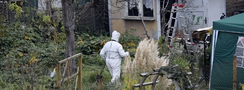 Auf dem Gelände einer Gartenanlage in Luckenwalde suchen Polizisten die Leiche von Elias.