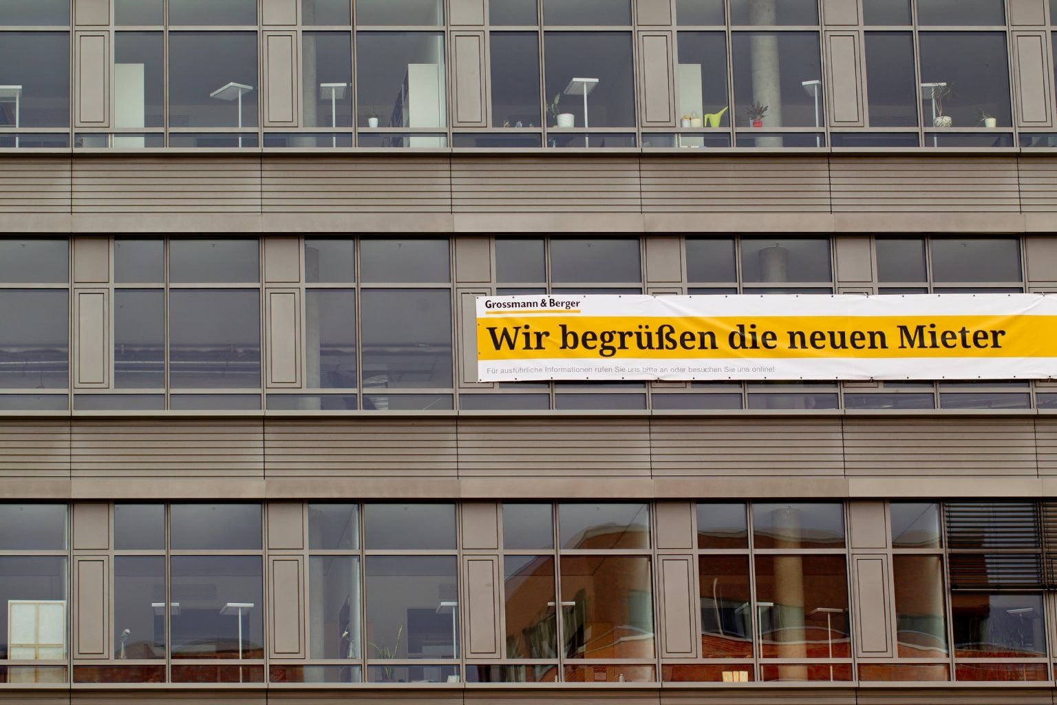 Nach der Einführung des Bestellerprinzips im neuen Mietrecht bezahlt zukünftig derjenige die Maklerleistung, der sie bestellt. Kritiker bemängeln, dass die Arbeit des Immobilienmaklers dadurch rechtlich so kompliziert wird, dass sie kaum durchzuführen ist.