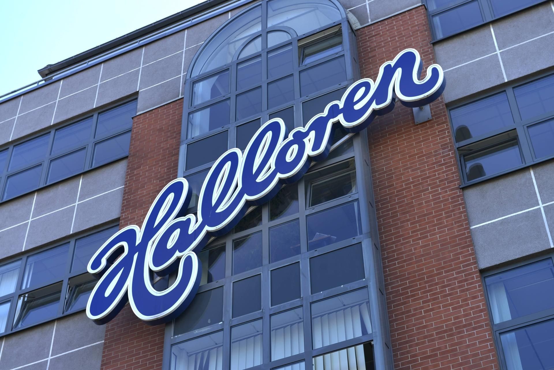 Der „Halloren“ Schriftzug an der Fassade der Halloren Schokoladenfabrik in Halle an der Saale.