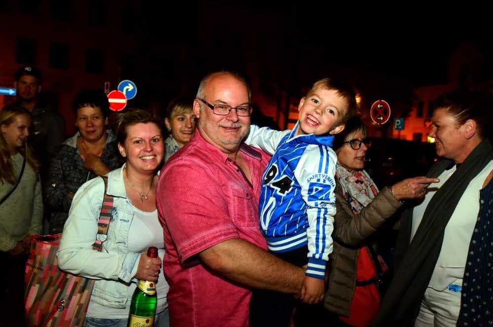 Uwe Weiß mit seiner Tochter Ariane an der Seite und seinem Enkel Paul auf dem Arm, der als Berater mit ins Rathaus einziehen möchte.