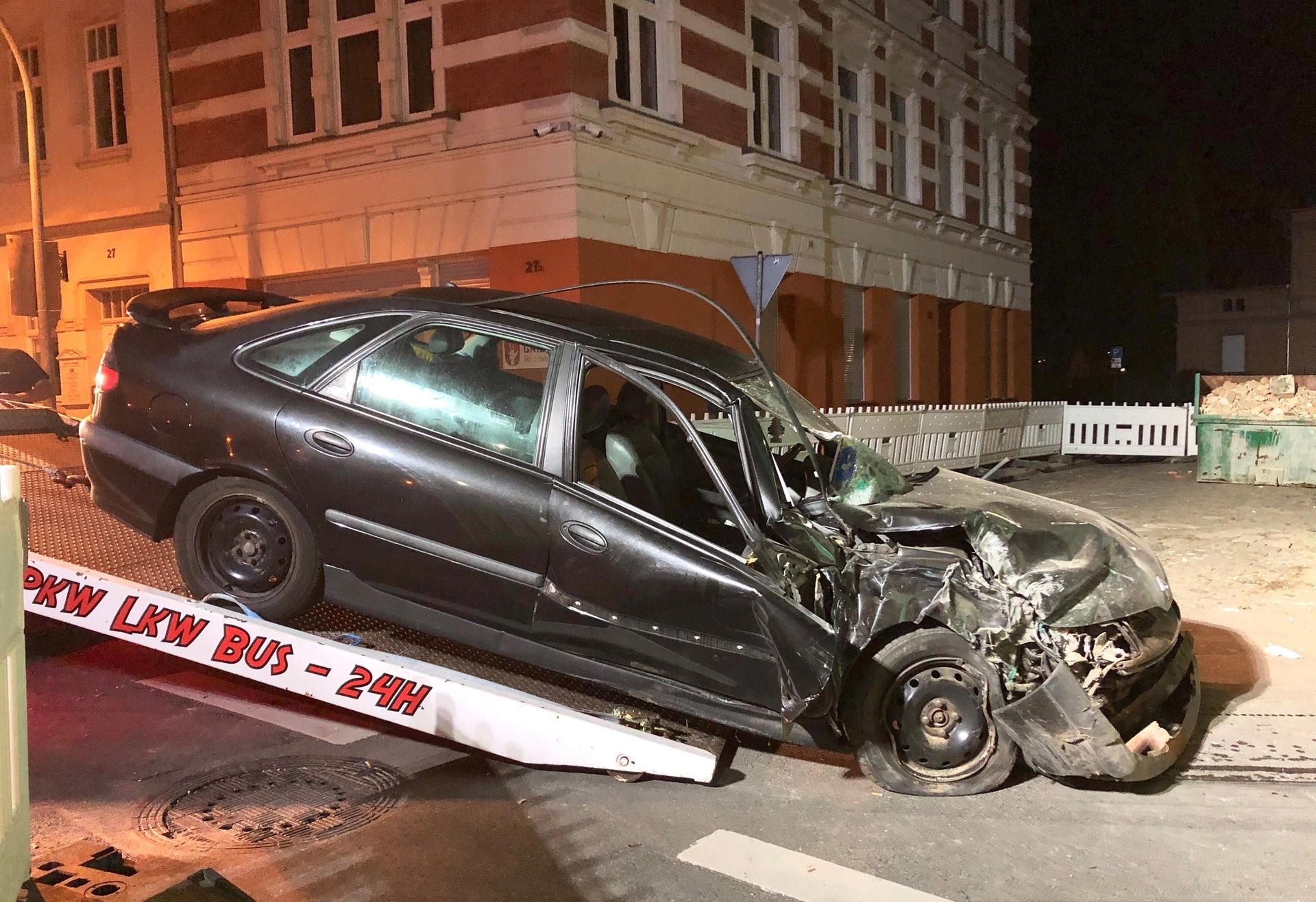 Zerstörtes Fahrzeug nach dem Unfall