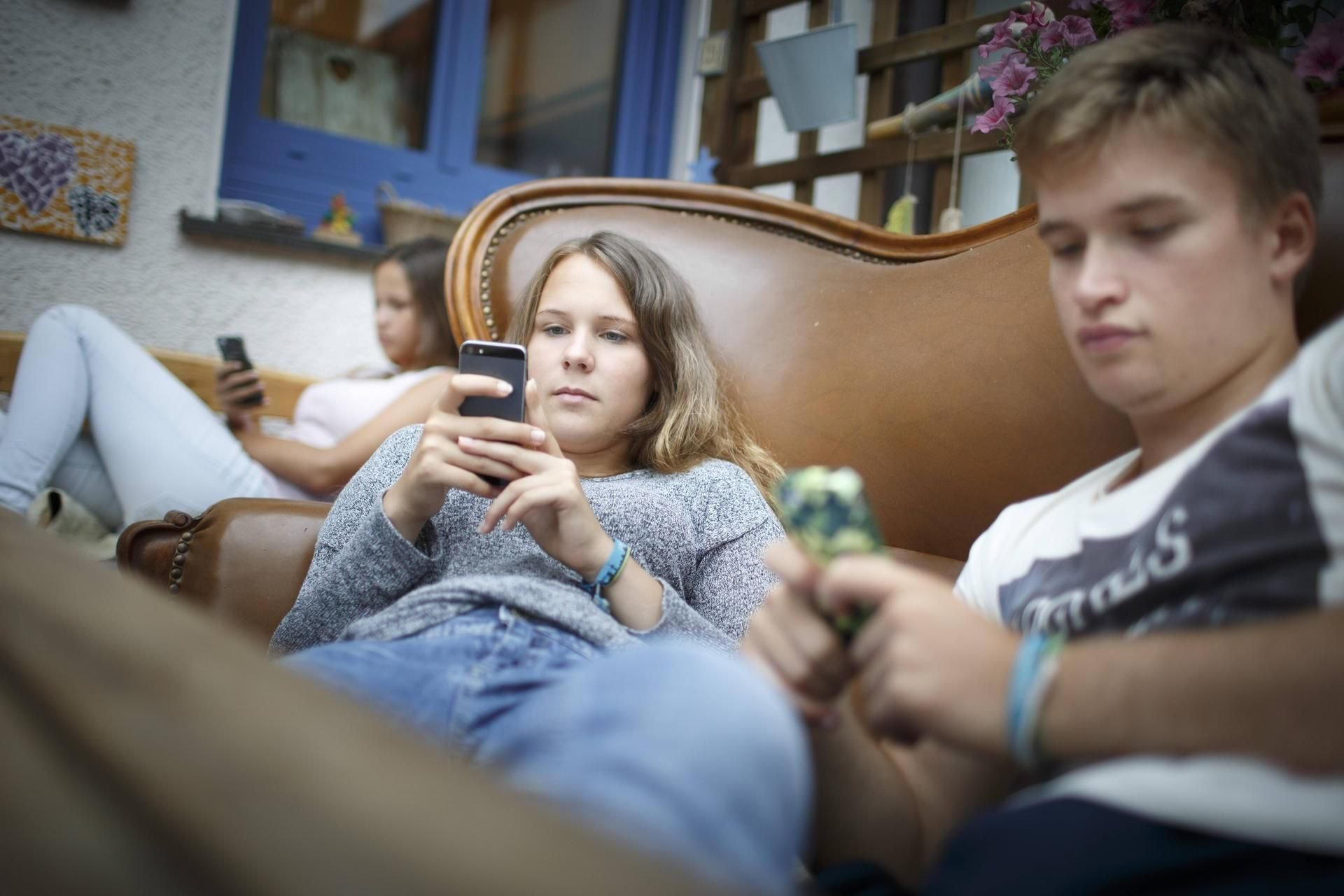 Auch zuhause alle immer nur am Handy – das ist kein seltenes Bild bei Familien mit Teenagern.