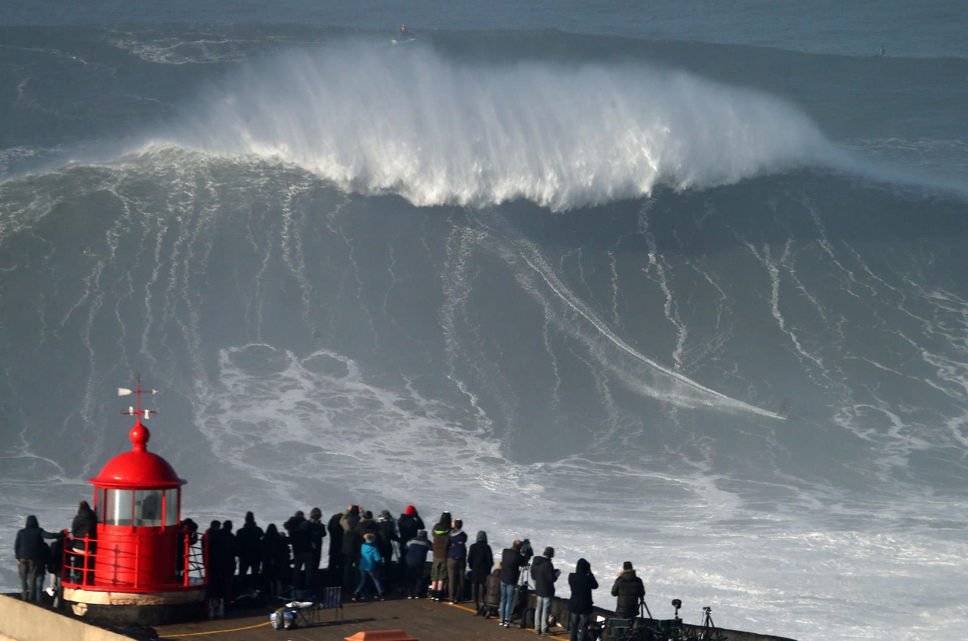 Der Praia do Norte an der portugiesischen Atlantikküste ist jedes Jahr ab Herbst Treffpunkt zahlreicher Big-Wave-Surfer.