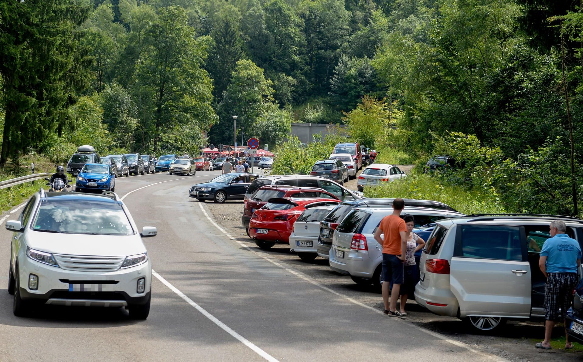 Viele Autofahrer stellen ihre Autos irgendwo am Straßenrand ab.