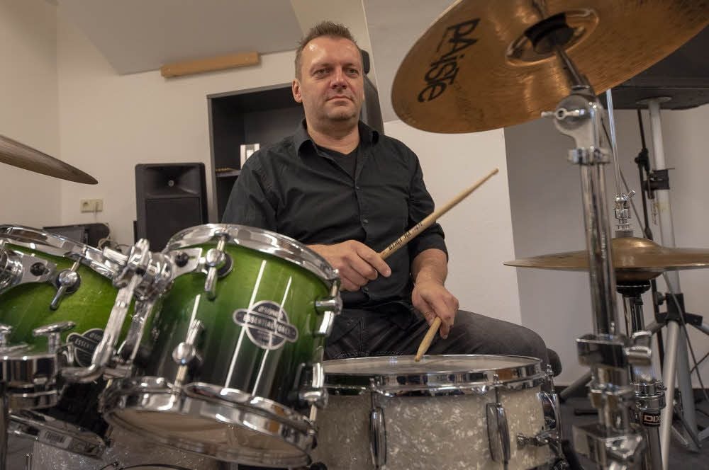 Daniel Wolf unterrichtet in der Kreismusikschule und spielt in mehreren Bands in der Region.