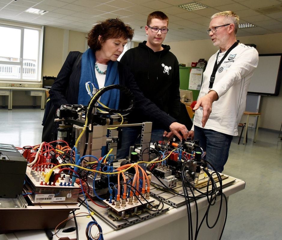 Das Ausbildungszentrum der Mibrag ist geschlossen. Noch vor kurzem besuchten Petra Bratzke, Leiterin der Agentur für Arbeit Weißenfels und Schüler Maurice Krug (M.) die Bildungsstätte. Ausbilder Thomas Rödiger erklärt.