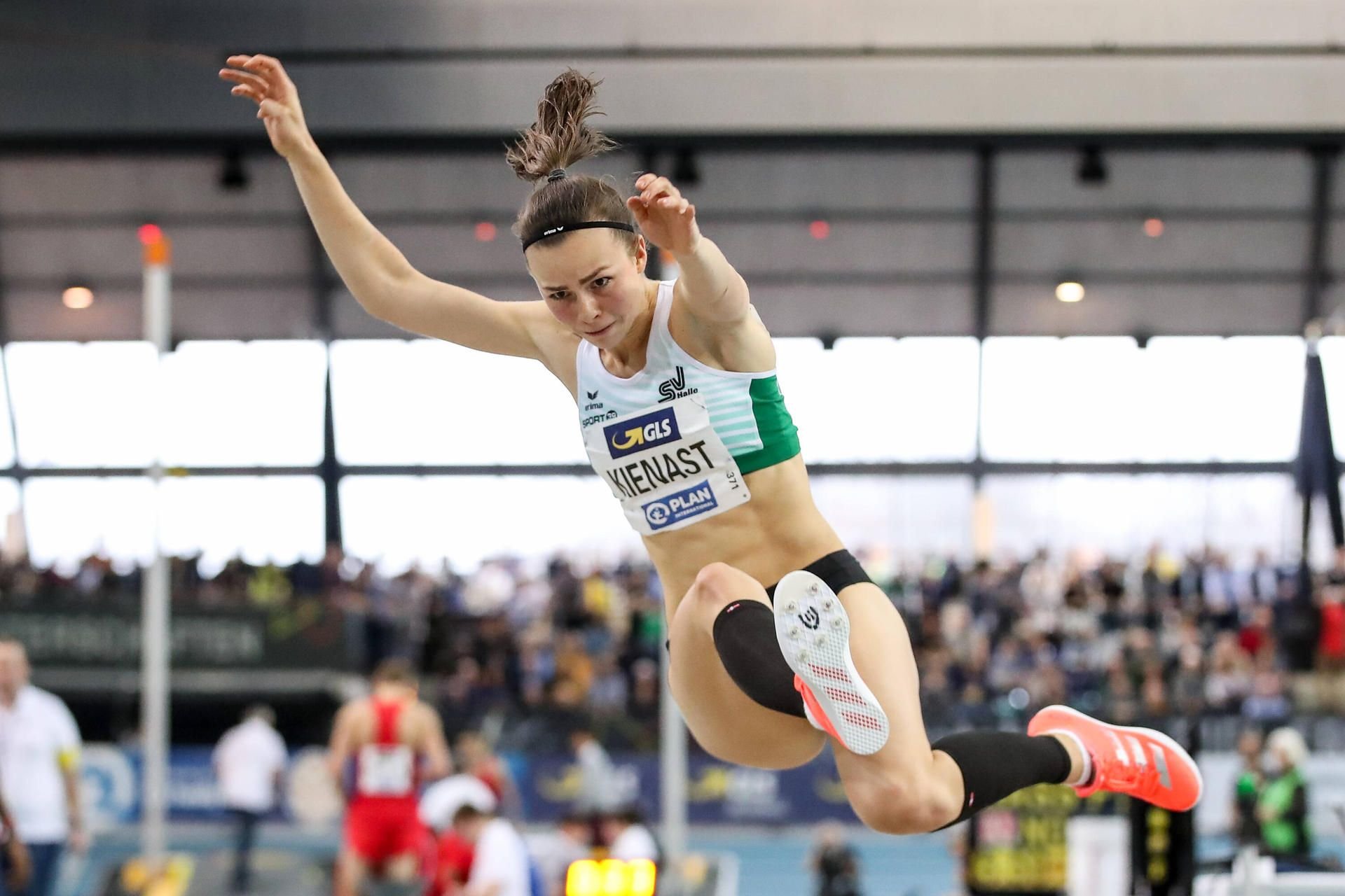 Lucie Kienast streckt sich am Ende vergeblich für ein Medaille bei der Hallen-DM in Leipzig.