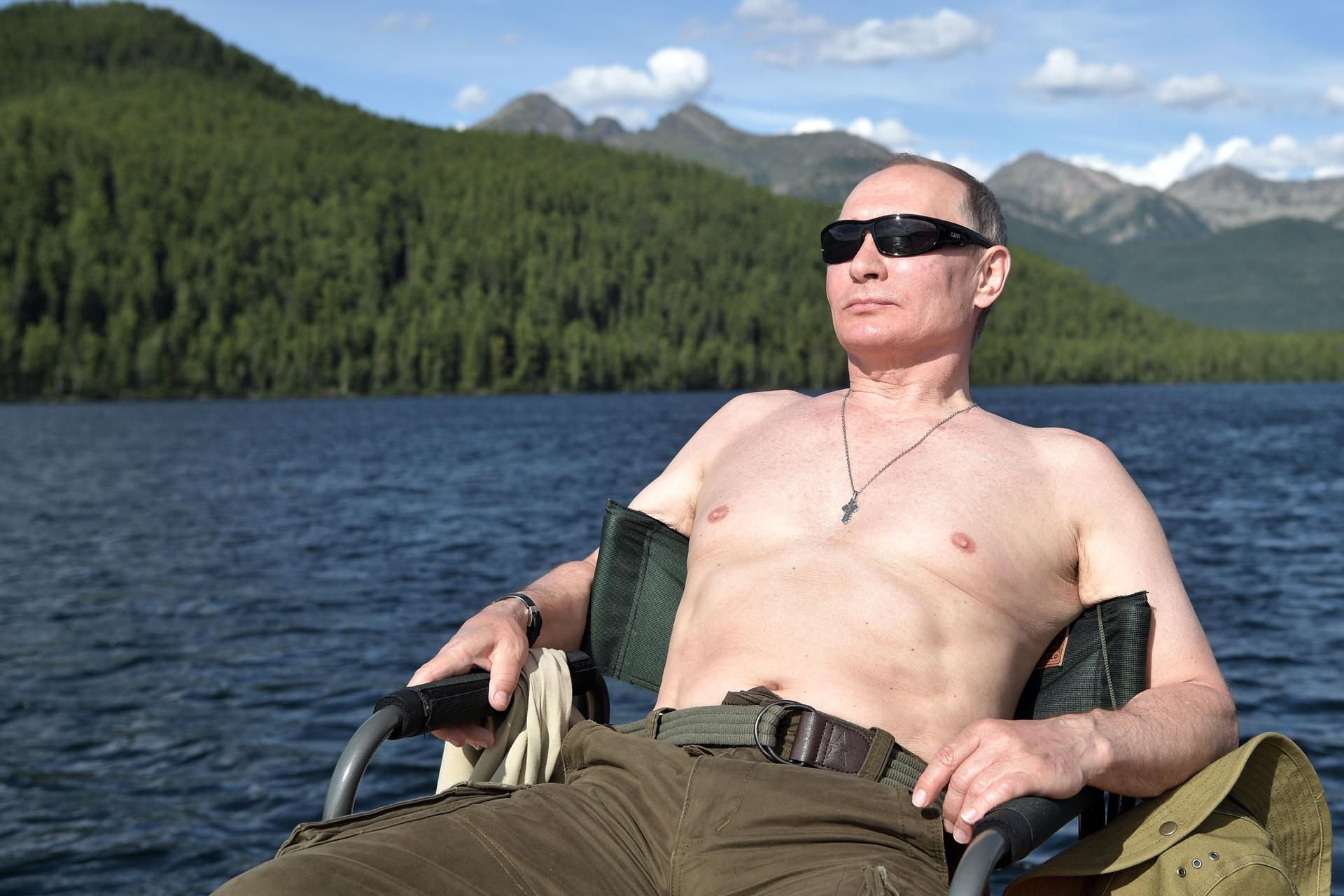 Der Pressedienst des Kreml verbreitet Bilder, die den russischen Präsidenten Wladimir Putin beim Sonnenbad in der sibirischen Tyva Region zeigen.