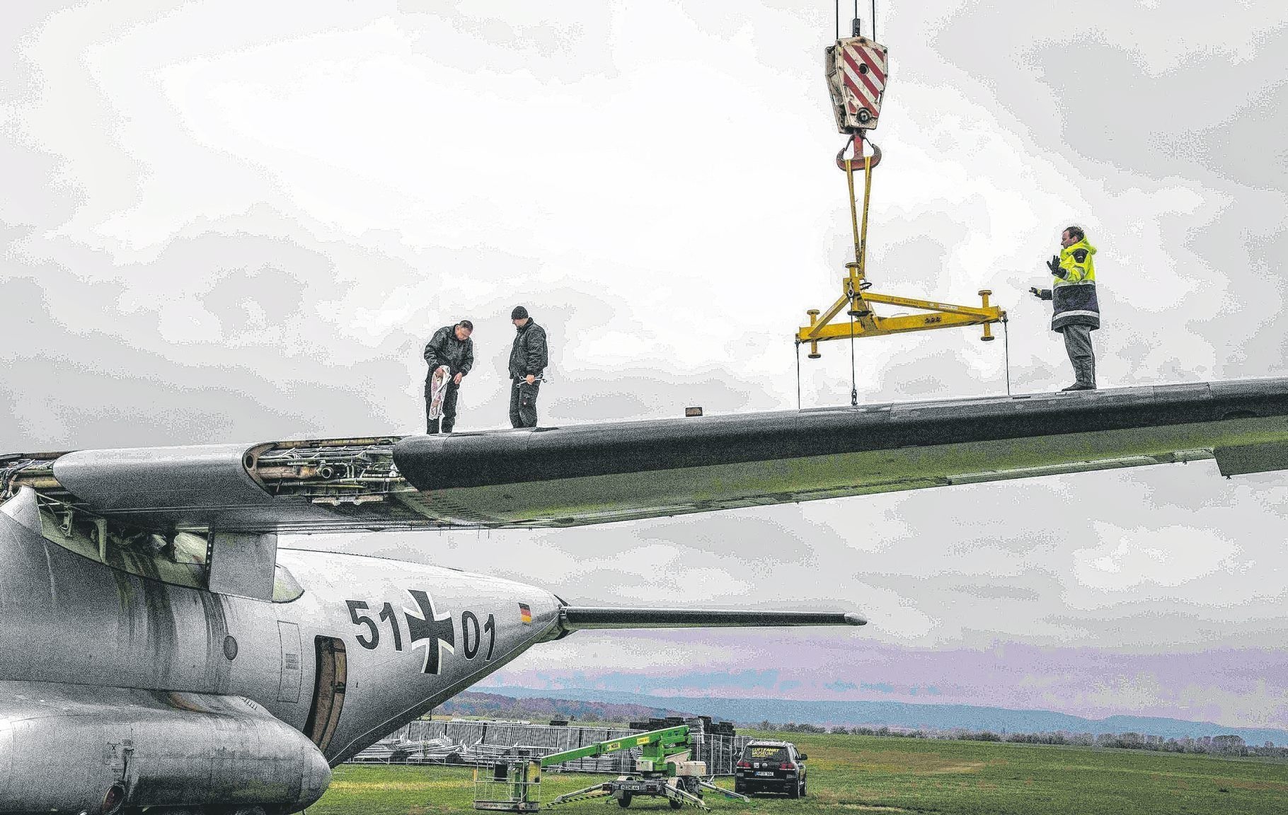 Experten demontieren auf dem Flugplatz bei Ballenstedt eine Tragfläche des Militär-Transportflugzeugs Transall C-160.