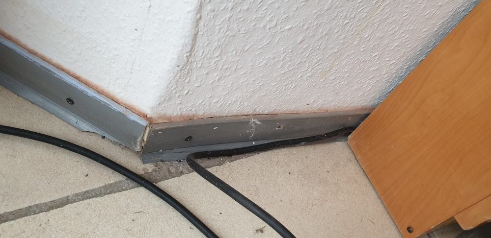 An mehreren Stellen treten in der Unterkunft Kabel offen zutage. Fußleisten und die Verfugung der Fliesen erscheinen Gästen nachlässig.
