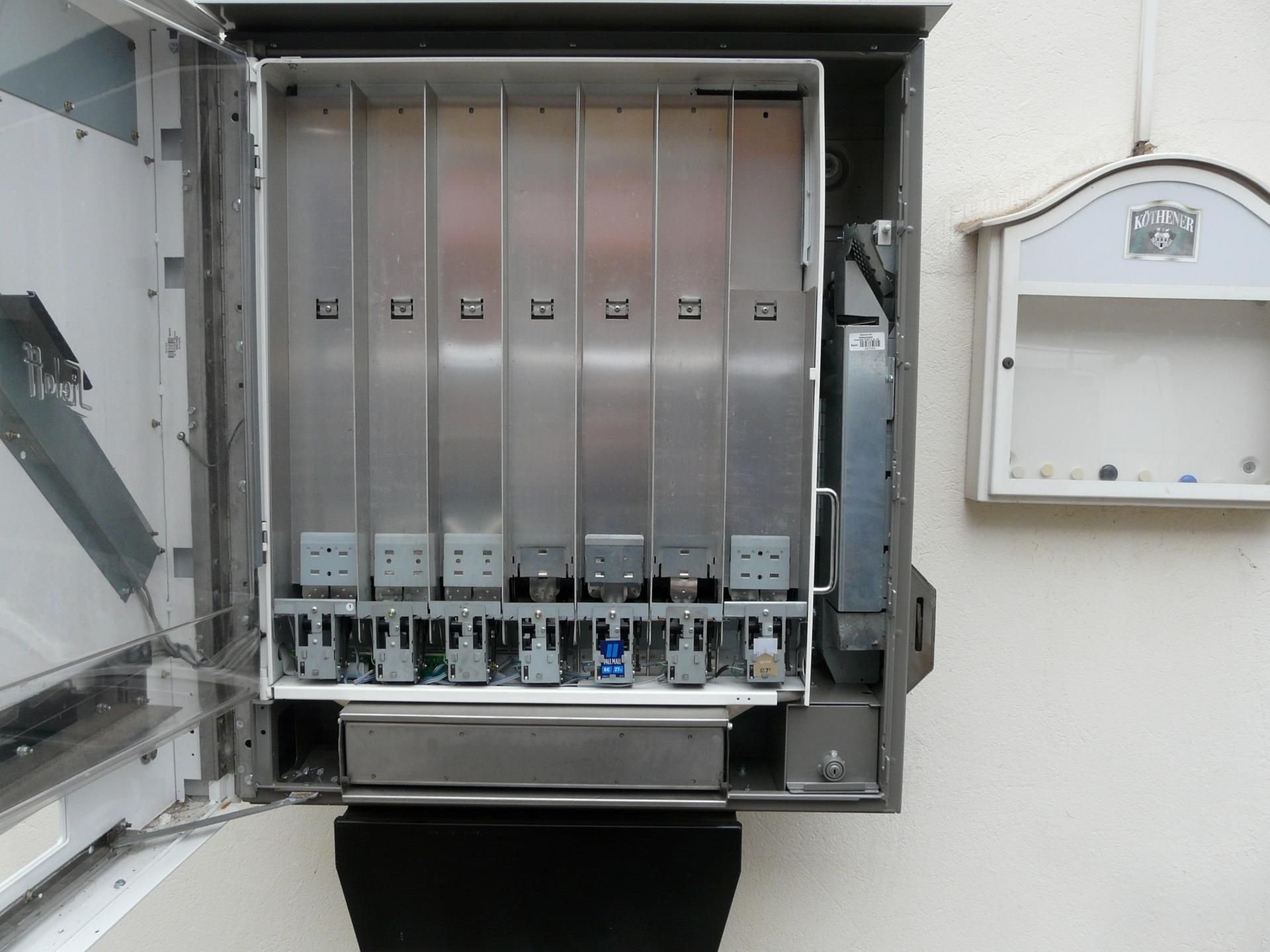 Der aufgebrochene Zigarettenautomat an der Hauptstraße in Gröna bei Bernburg