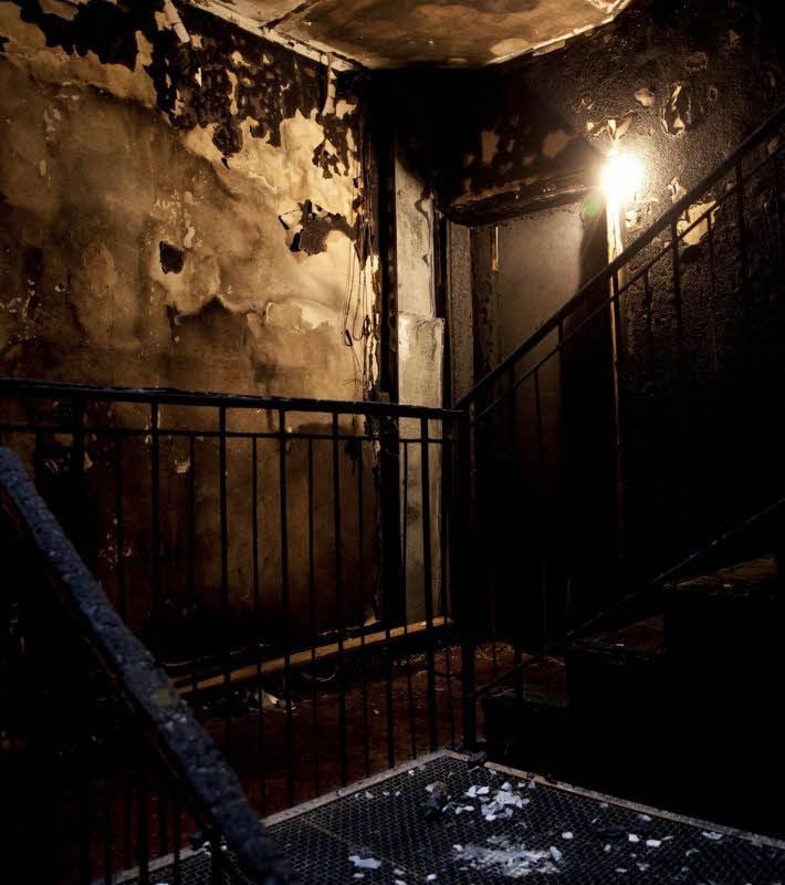 Das Treppenhaus zeigt die enorme Zerstörung bei dem verheerenden Wohnhausbrand.