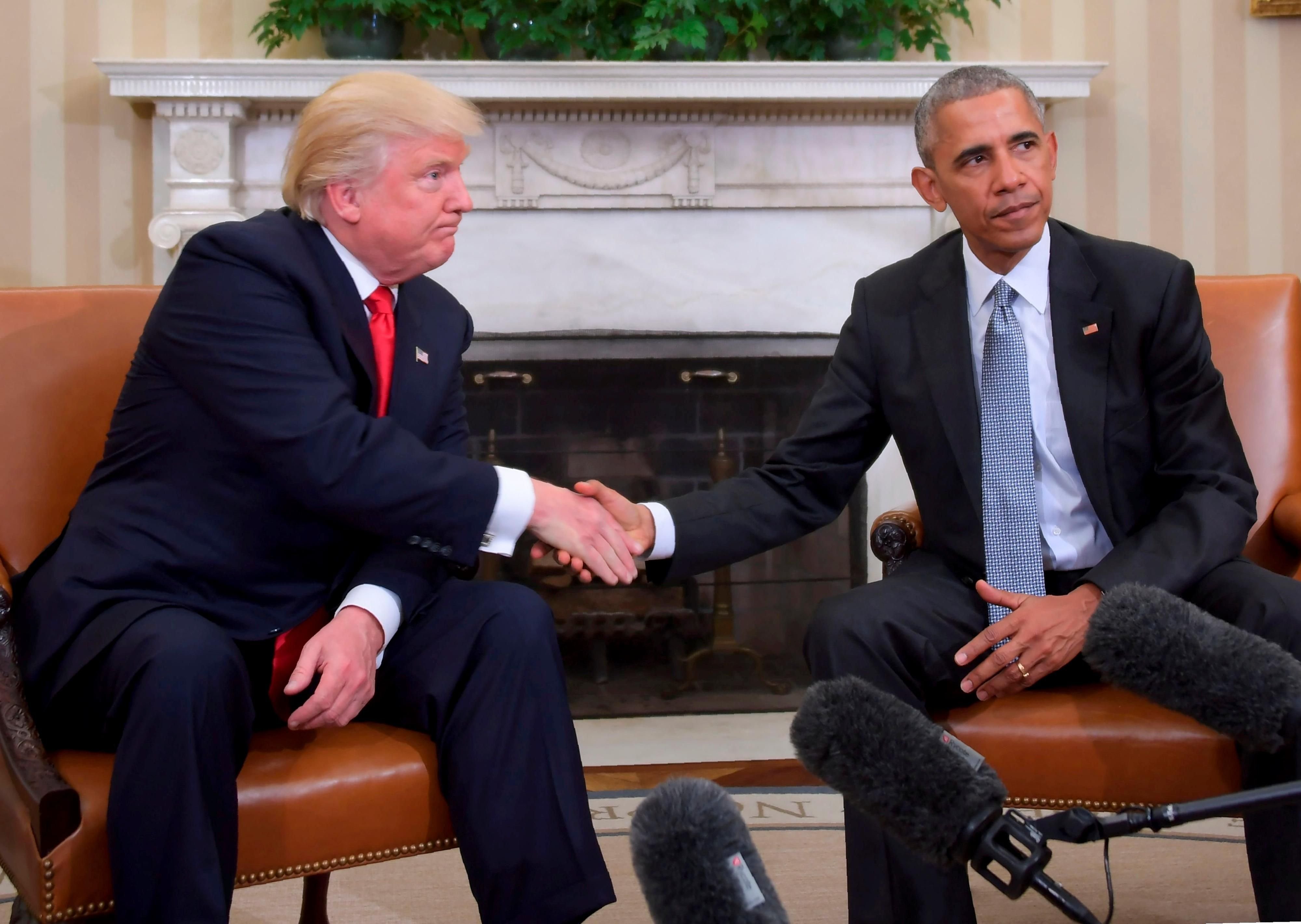 Reichen sich die Hände: Donald Trump (l.) und Barack Obama