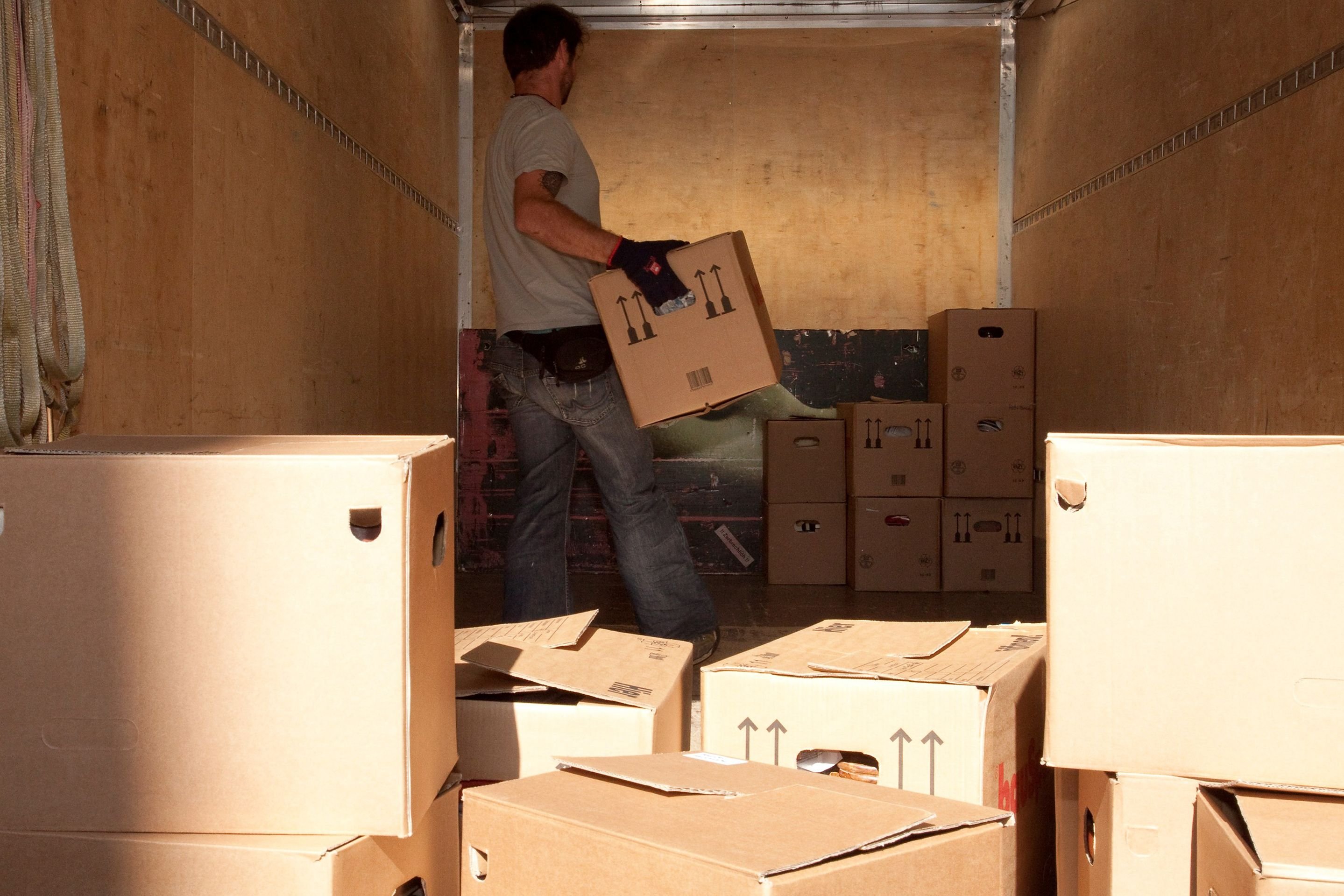 Bei einem Umzug fallen viele Kosten an – etwa für die Transportfirma. Wollen Steuerpflichtige die Ausgaben beim Finanzamt geltend machen, ist jedoch entscheidend, warum sie umziehen. Liegt ein beruflicher Grund vor, können sie viele Aufwendungen als Werbungskosten in der Steuererklärung angeben.