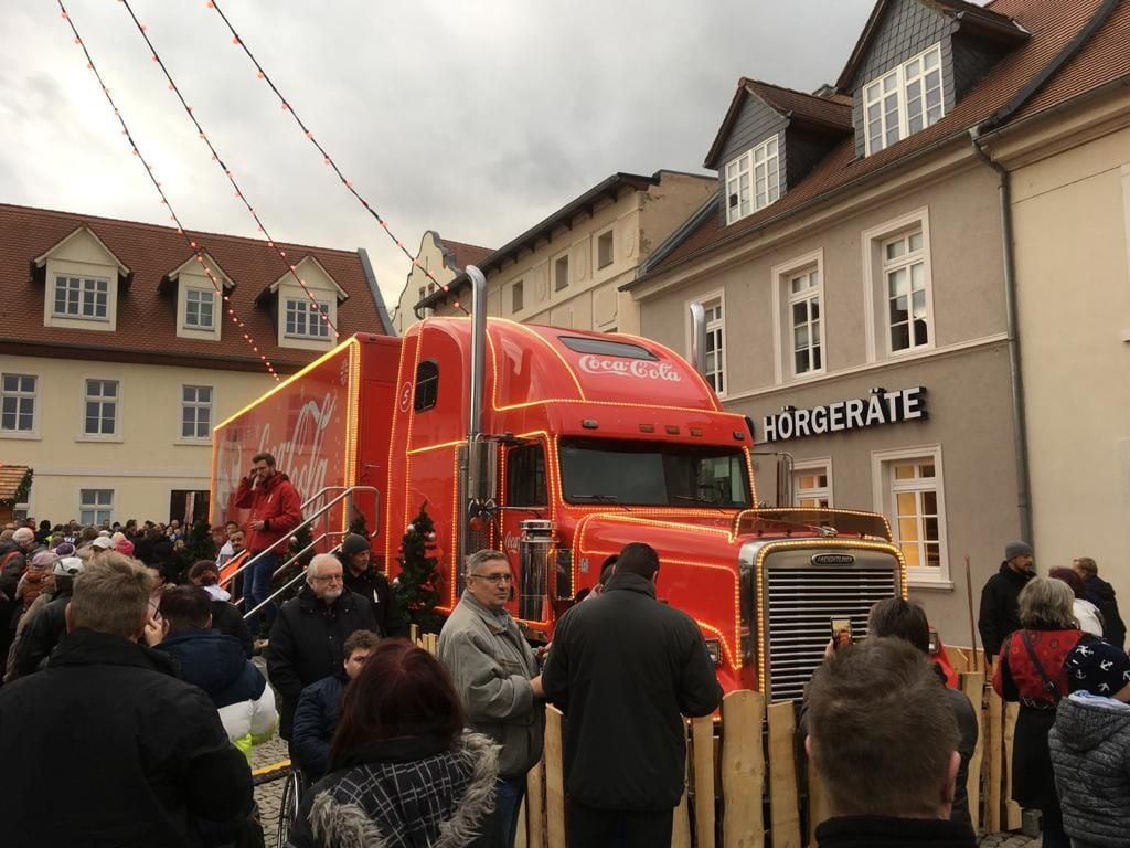 Andrang vor einem der Coca-Cola-Sattelzüge auf dem Karlsplatz in Bernburg