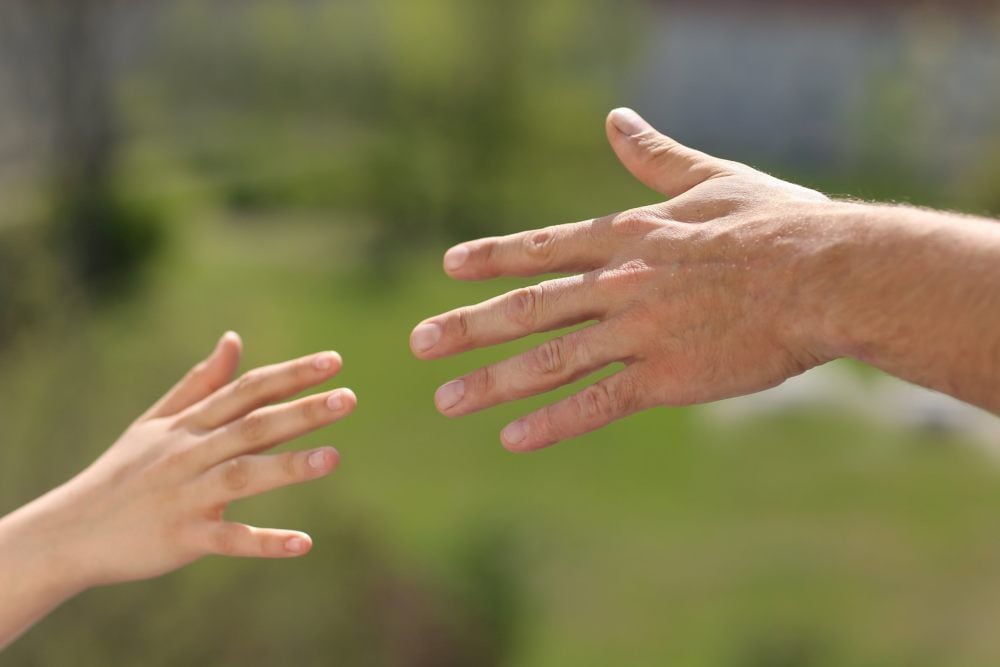 Die gewohnte Nähe ist tabu. Familienhelfer entwickeln deshalb Ideen, um trotz Corona an der Seite von Kindern zu sein, die Hilfe brauchen.