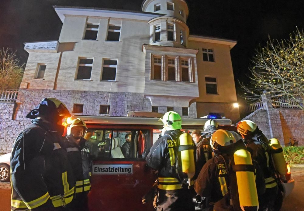 In der Nacht zum 2. Dezember werden Bewohner eines Mehrfamilienhauses in der Bahnhofstraße in Aschersleben mit Verdacht auf eine Kohlenmonoxidvergiftung ins Krankenhaus eingeliefert.