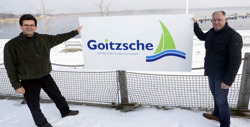 Hans-Martin Oettinger (l.) und Ingo Jung präsentieren das neue Logo, mit dem das Goitzsche-Gebiet bekannt gemacht werden soll.