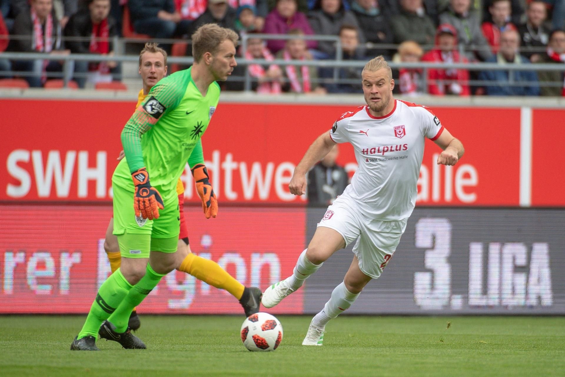 Szene aus dem letzten Duell: Halles Sebastian Mai (r.) setzt Münsters Keeper Maximilian Schulze Niehues unter Druck.