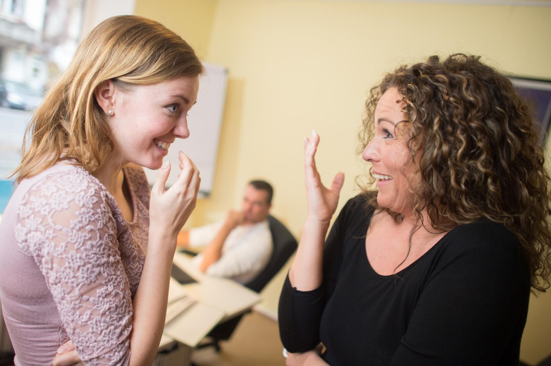 Berufsanfänger vermeiden Gerüchte über die eigene Person, indem sie den Kollegen von sich aus ein wenig aus ihrem Privatleben erzählen.