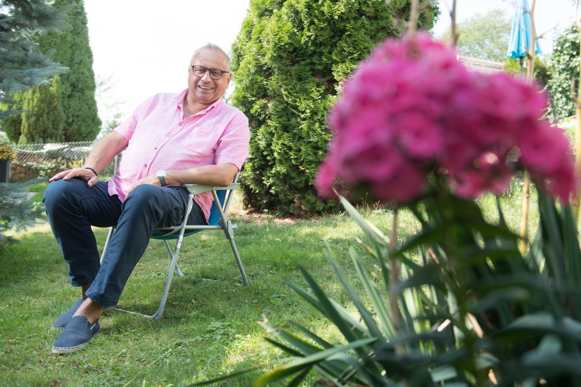 Schauspieler Hilmar Eichhorn sitzt in seinem Garten. Eichhorn feiert am 18. August seinen 65. Geburtstag.