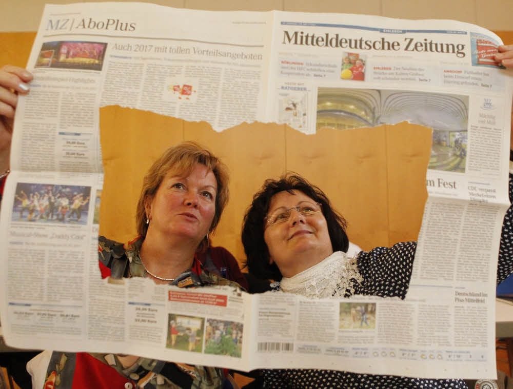 Alles im Blick: Im Kolping-Berufsbildungswerk in Hettstedt informierten sich Lehrer über das Schulprojekt Klasse 2.0. Mit dabei waren auch Susanne Bonk (l.) und Heike Dräger von der Sekundarschule in Benndorf.