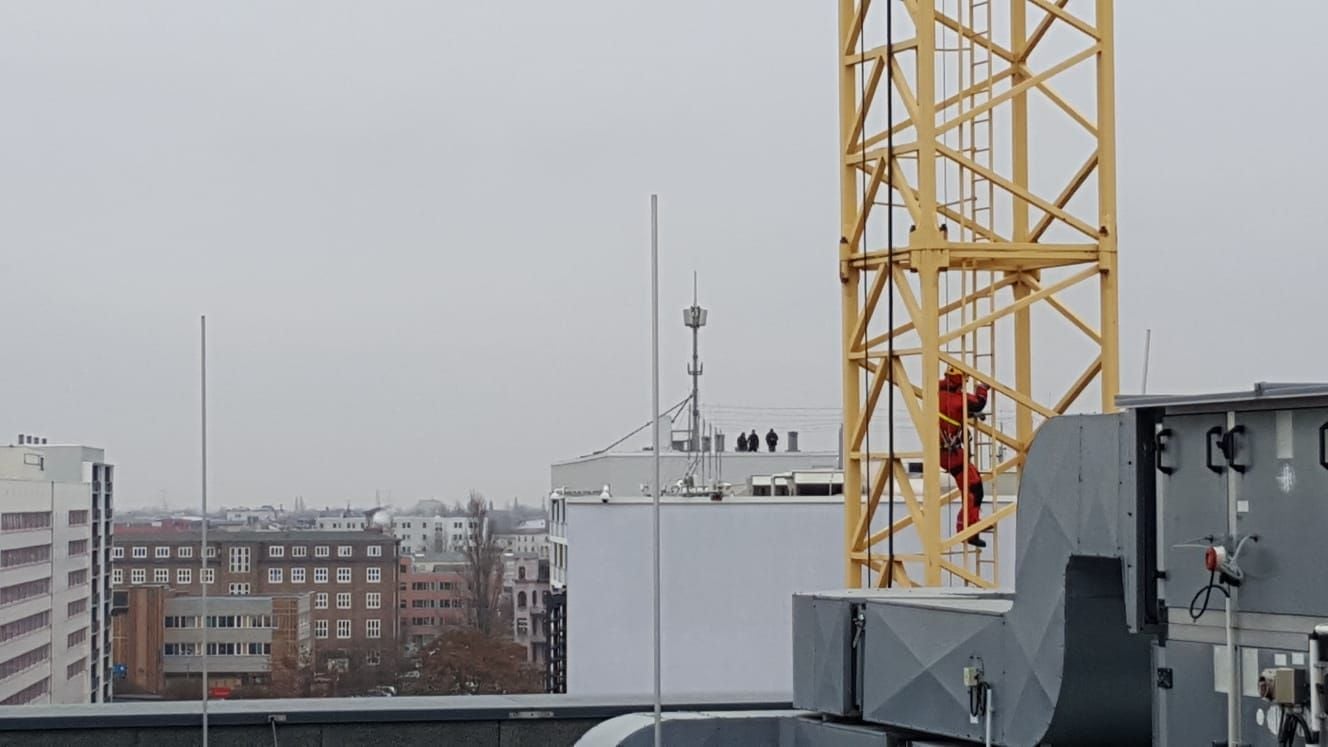 Polizei und Feuerwehr mussten am Montag auf die HWG-Baustelle am Riebeckplatz asurücken. Hier waren drei Aktivisten auf einen Kran geklettert.