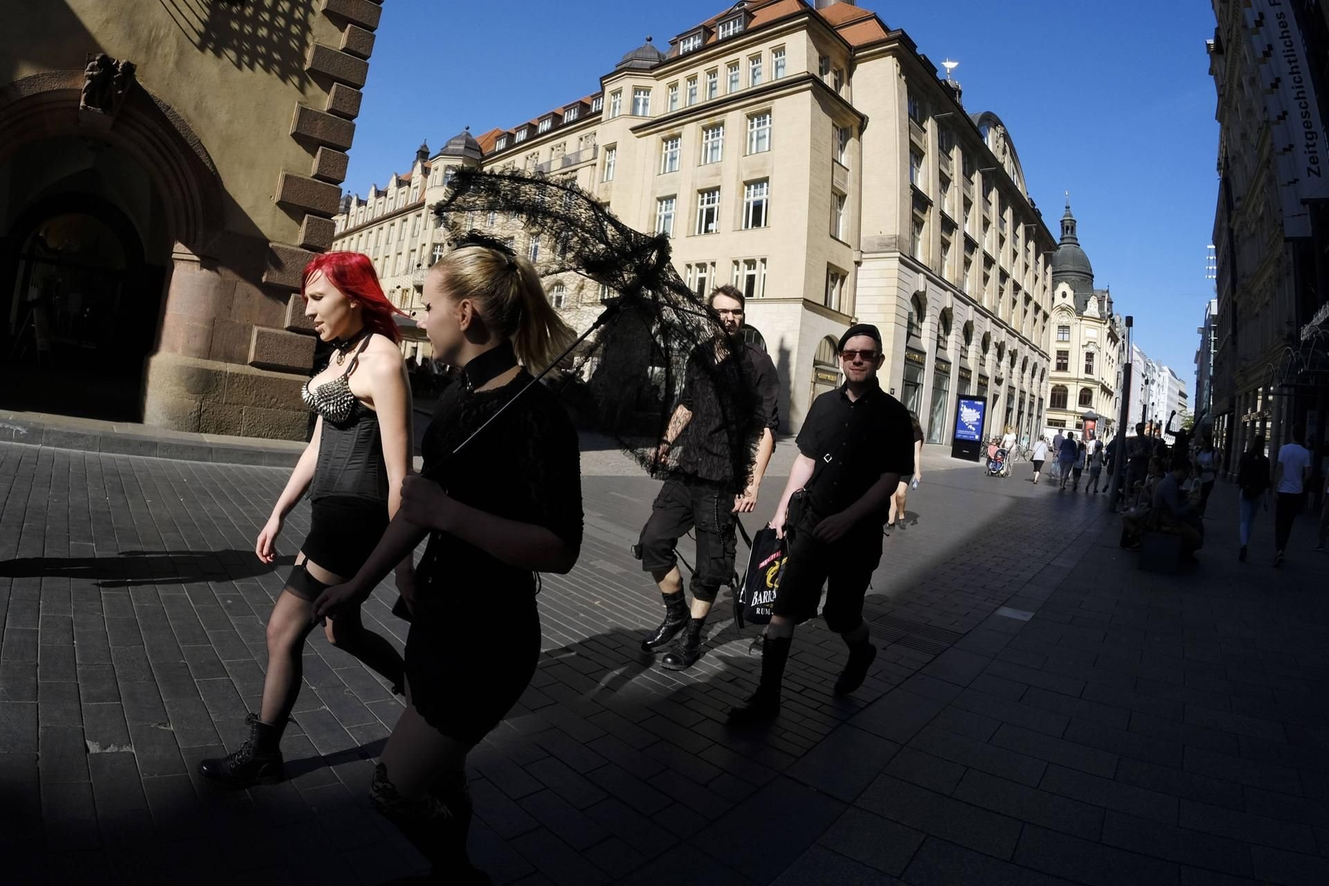 Besucher des 26. Wave-Gotik-Treffens in Leipzig.