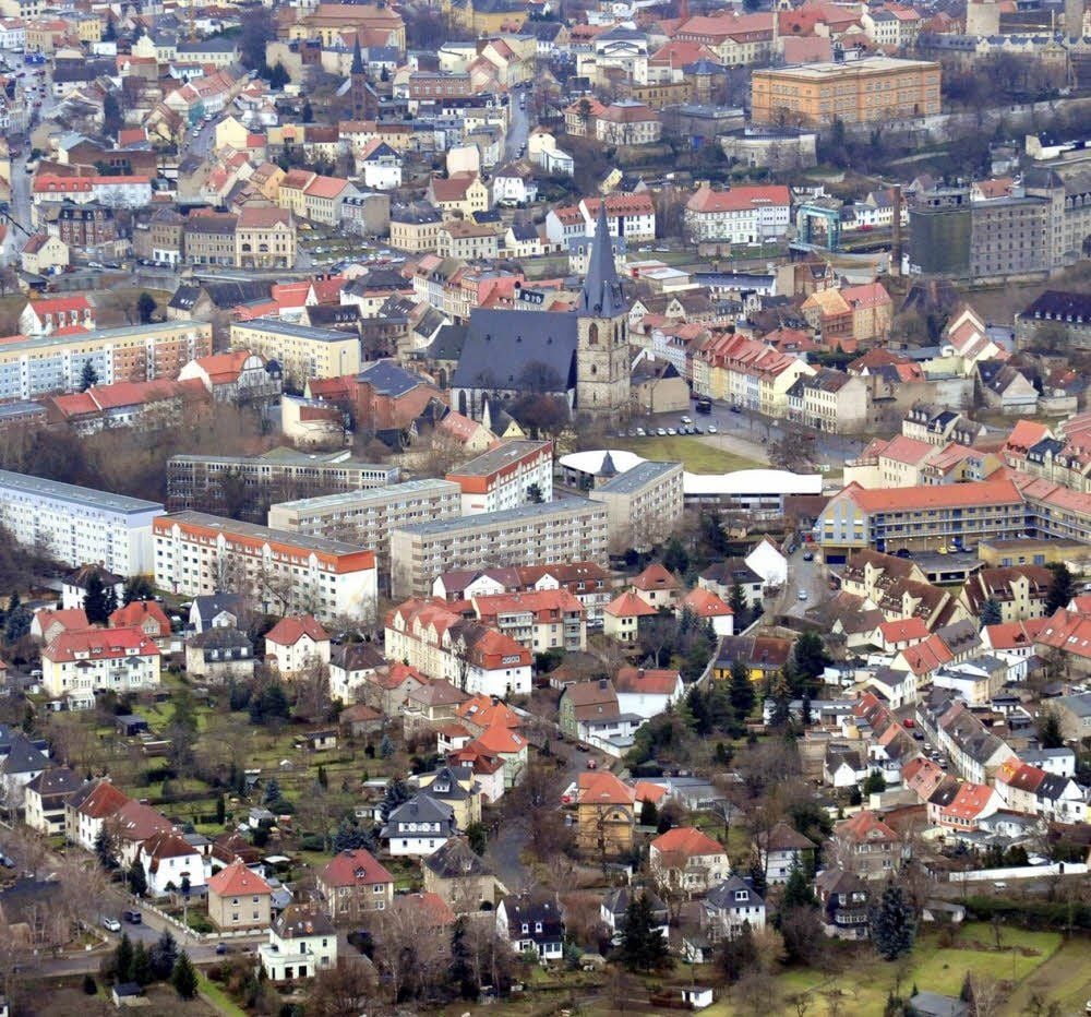 Blick aus der Vogelperspektive auf die Kreisstadt Bernburg. Im Salzlandkreis sind die Lebenshaltungskosten laut einer Studie bundesweit am günstigsten.