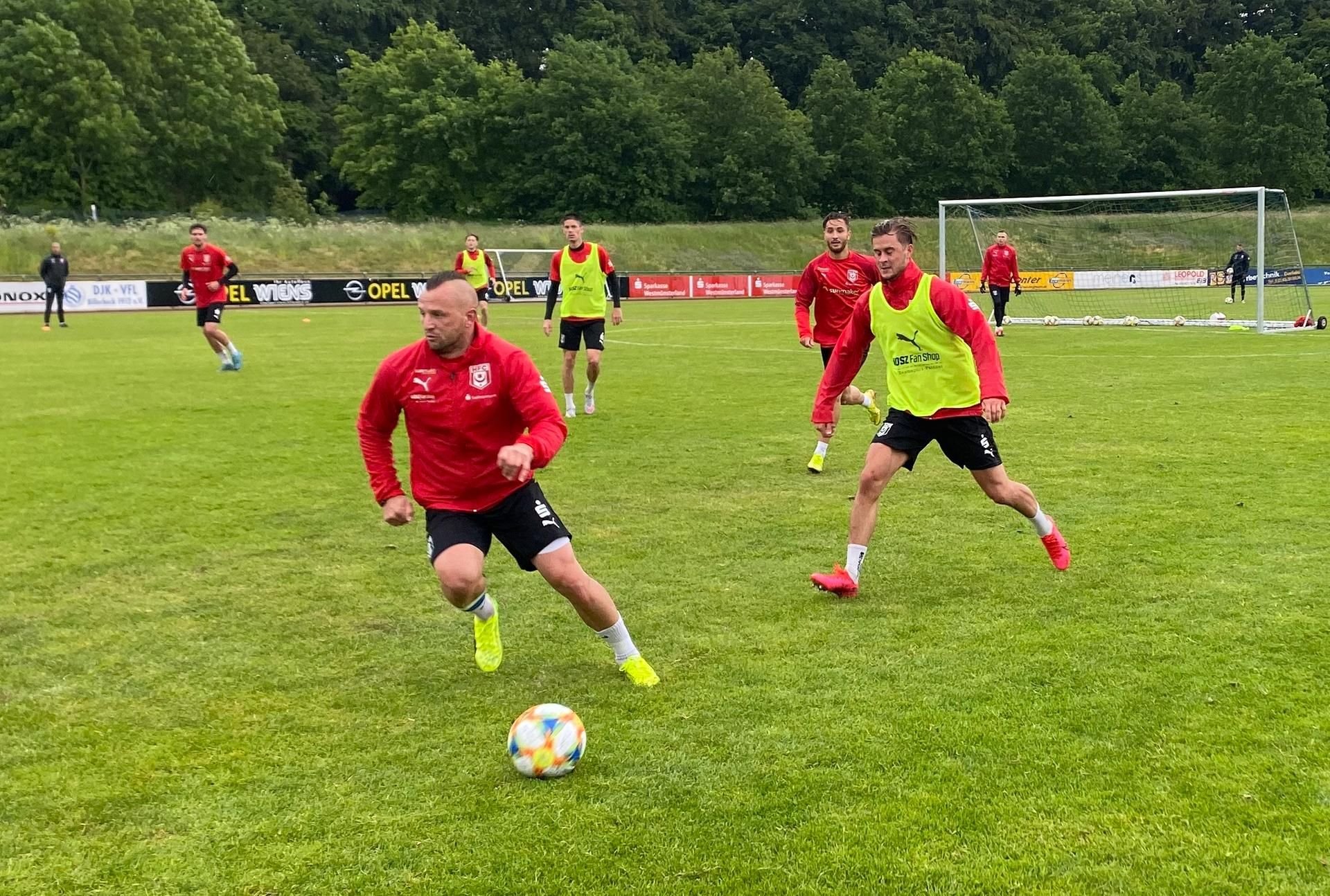 Im verregneten Münsterland absolviert der Hallesche FC um Toni Lindenhahn (vorn) seine ersten Einheiten Mannschaftstraining.